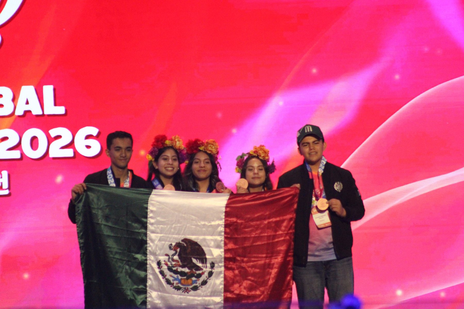 Integrantes de Team México con la bandera y sus medallas en FIRST Global 2026