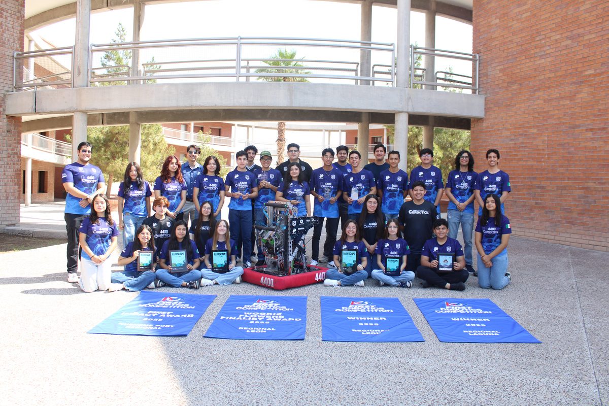 Foto grupal en la cancha