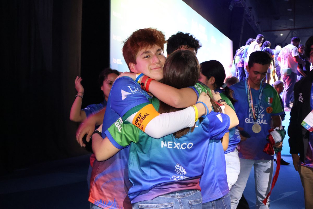 Cerbotics celebrando en el escenario de una competencia
