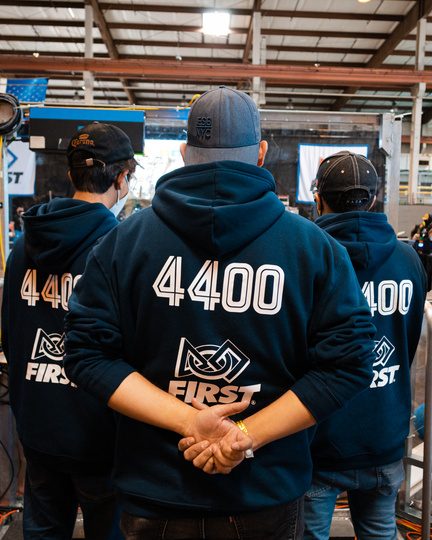 Integrantes con sudaderas 4400