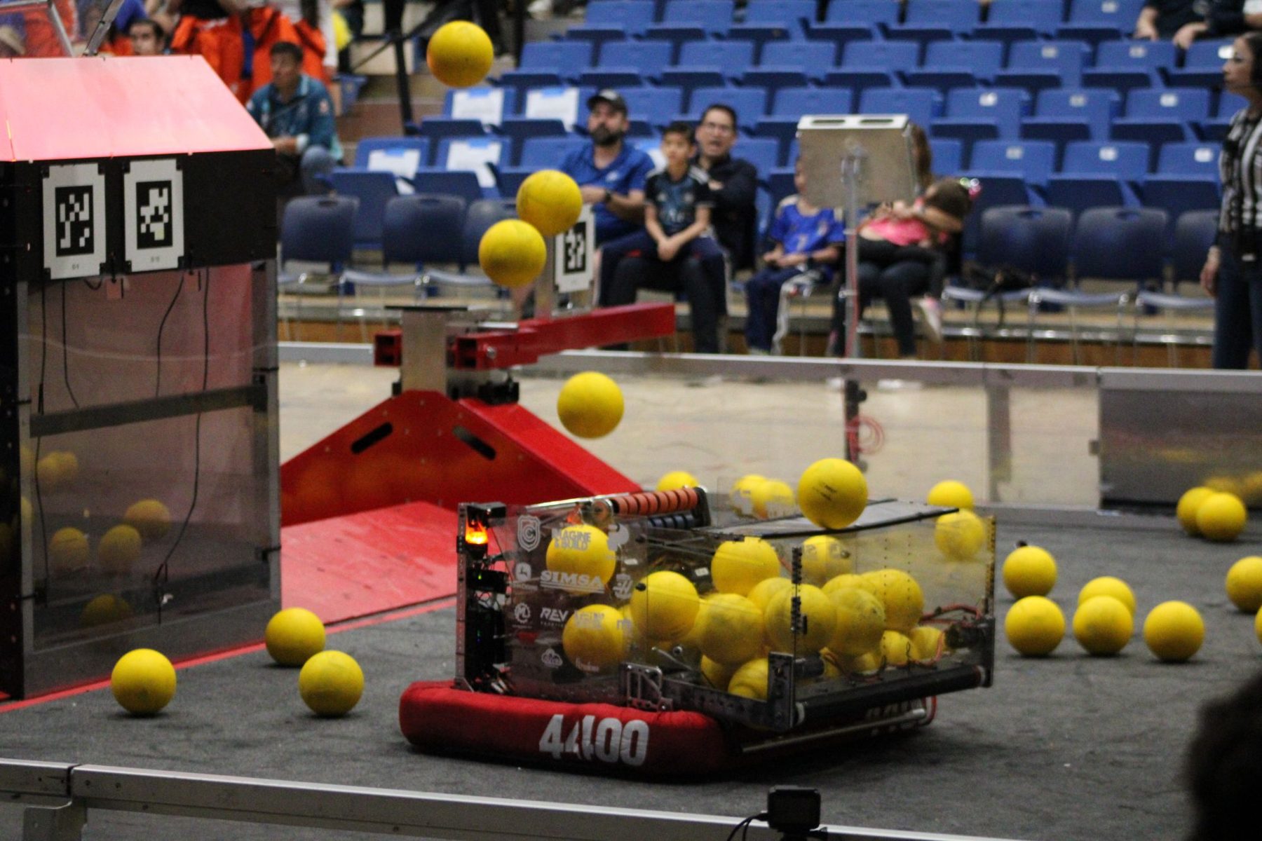Robot 4400 en la cancha durante un partido
