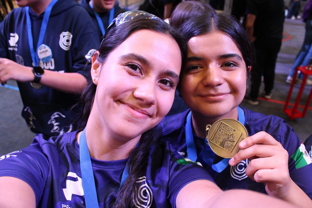 Integrantes del equipo con sus medallas