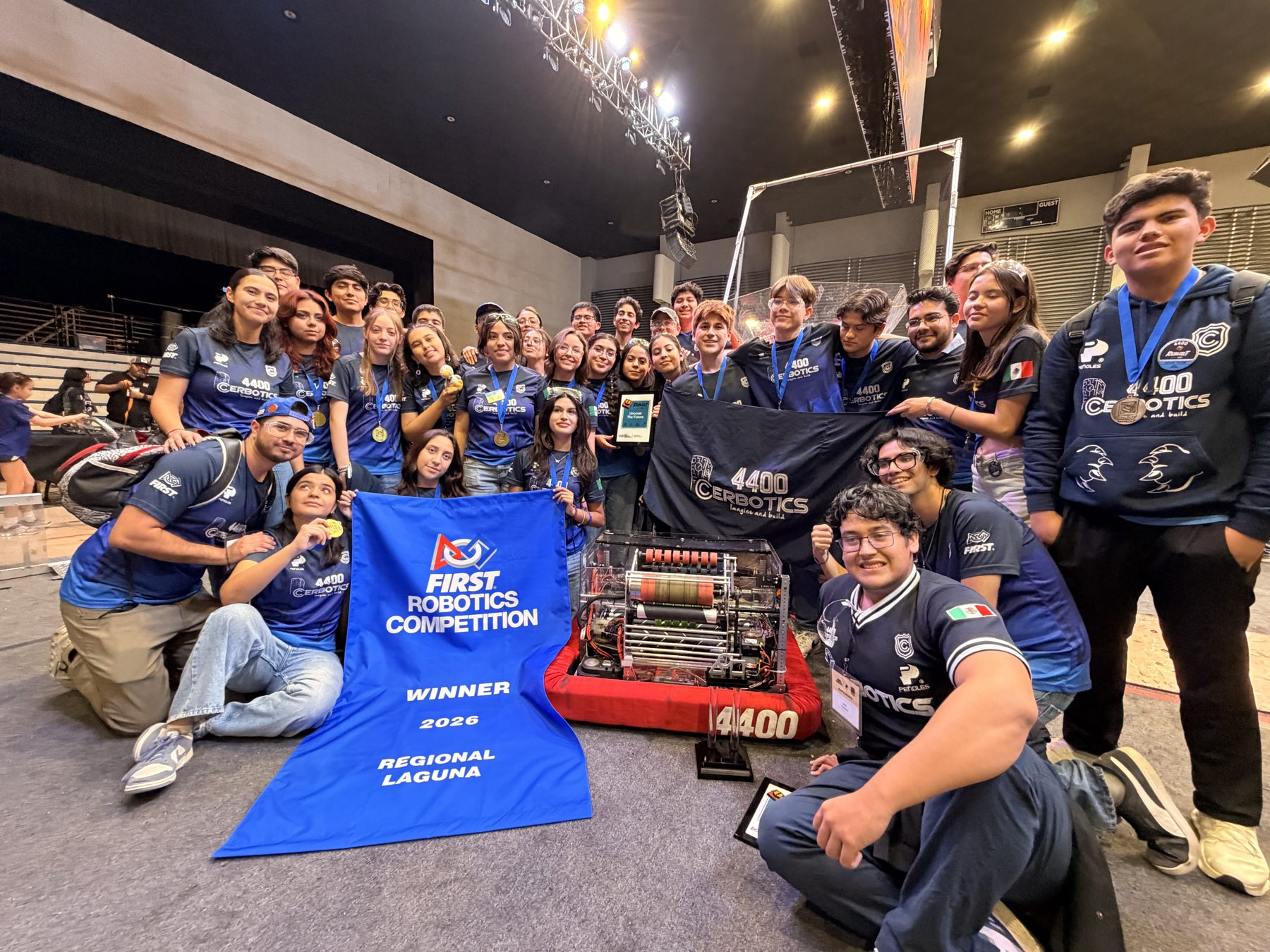 Equipo Cerbotics 4400 con el banner de ganadores del Regional Laguna 2026