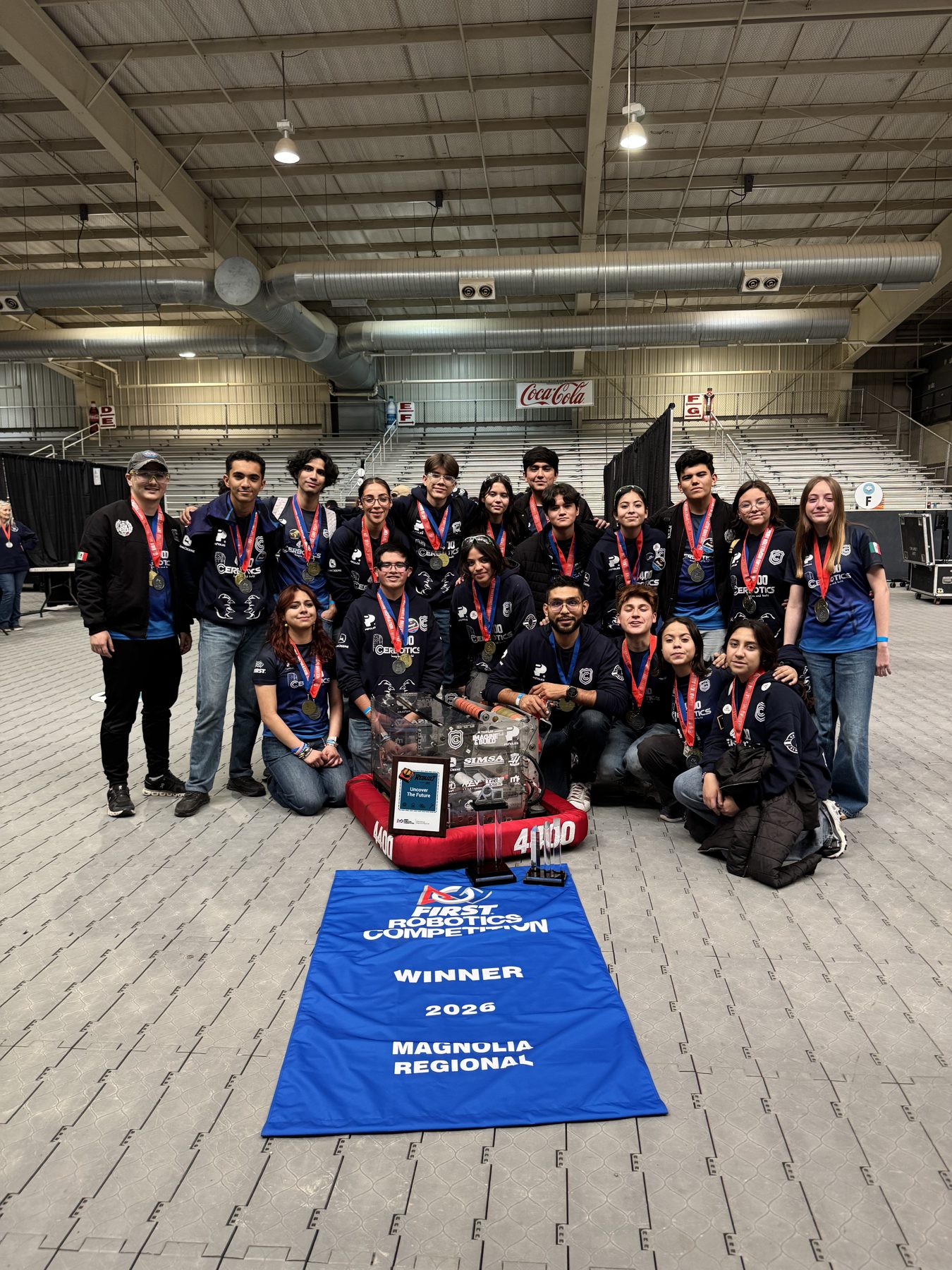 Equipo Cerbotics 4400 con el banner de ganadores del Magnolia Regional 2026
